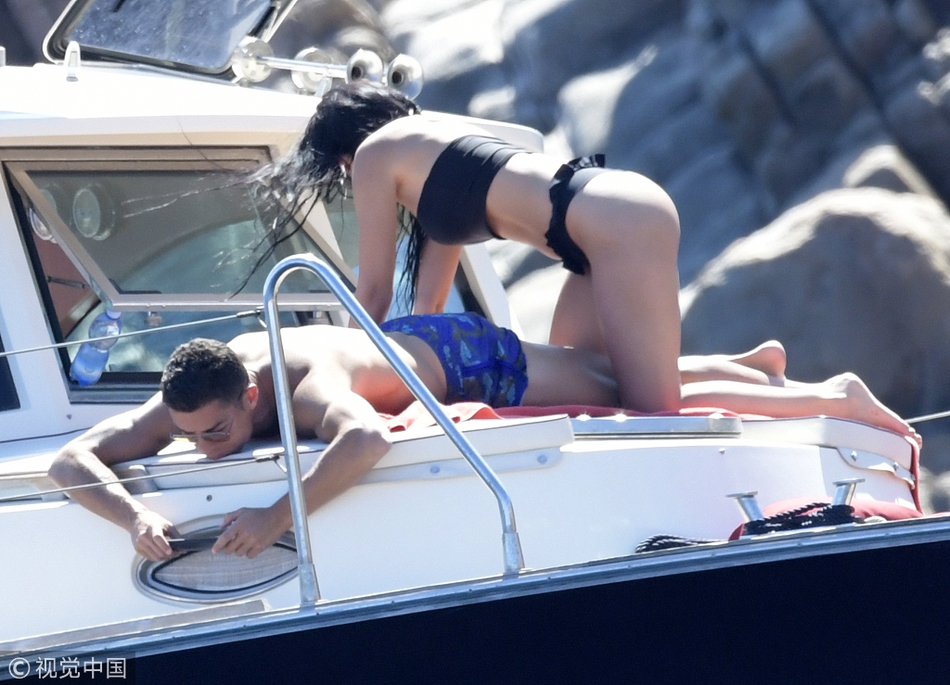 C罗赤膊趴甲板上玩手机获女友骑身按摩