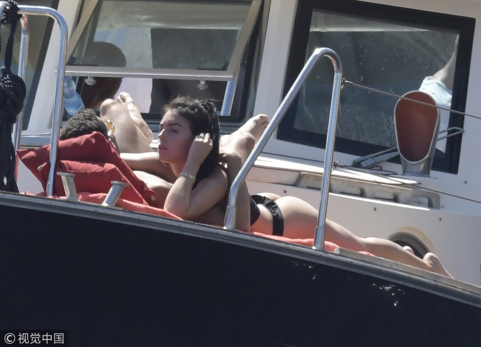 C罗赤膊趴甲板上玩手机获女友骑身按摩