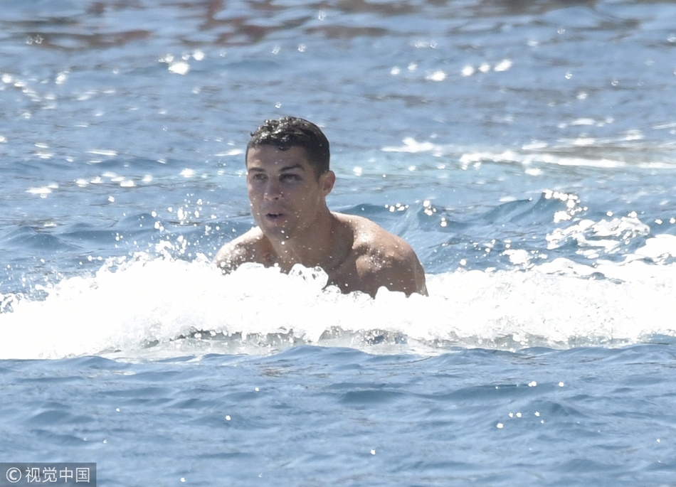 C罗赤膊趴甲板上玩手机获女友骑身按摩