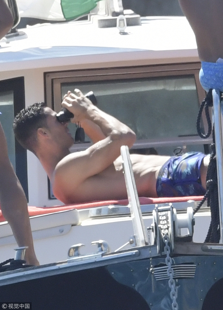 C罗赤膊趴甲板上玩手机获女友骑身按摩