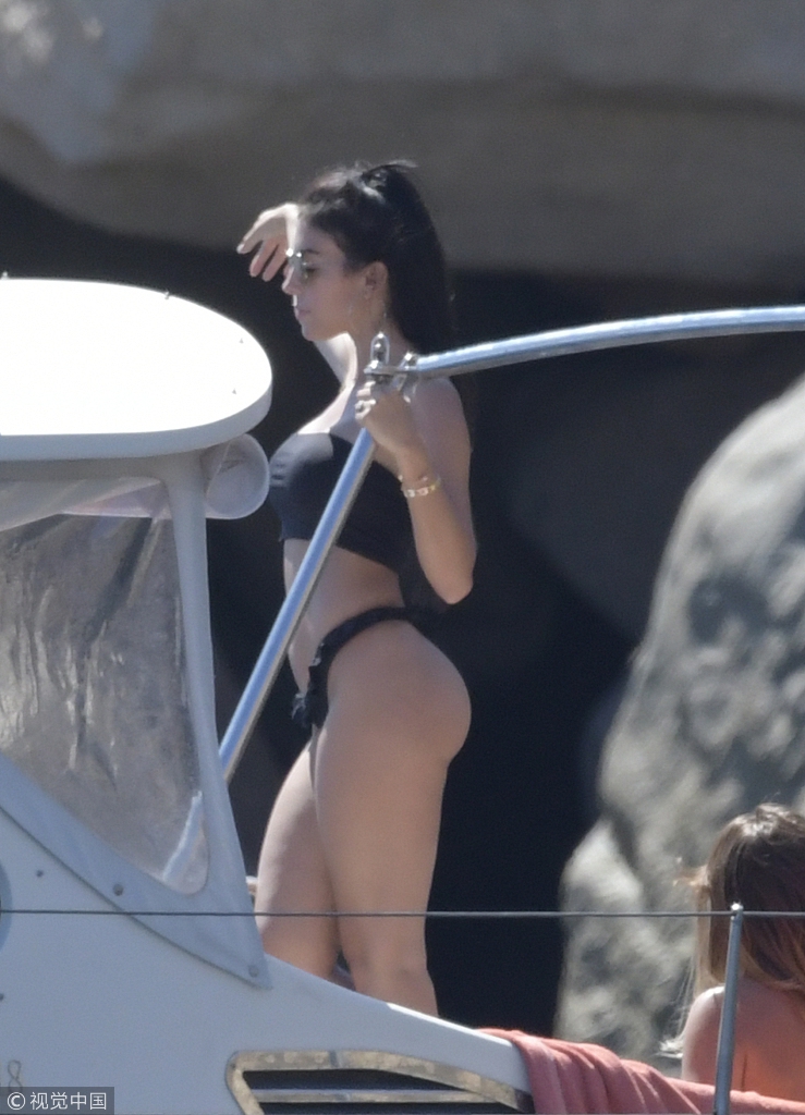 C罗赤膊趴甲板上玩手机获女友骑身按摩