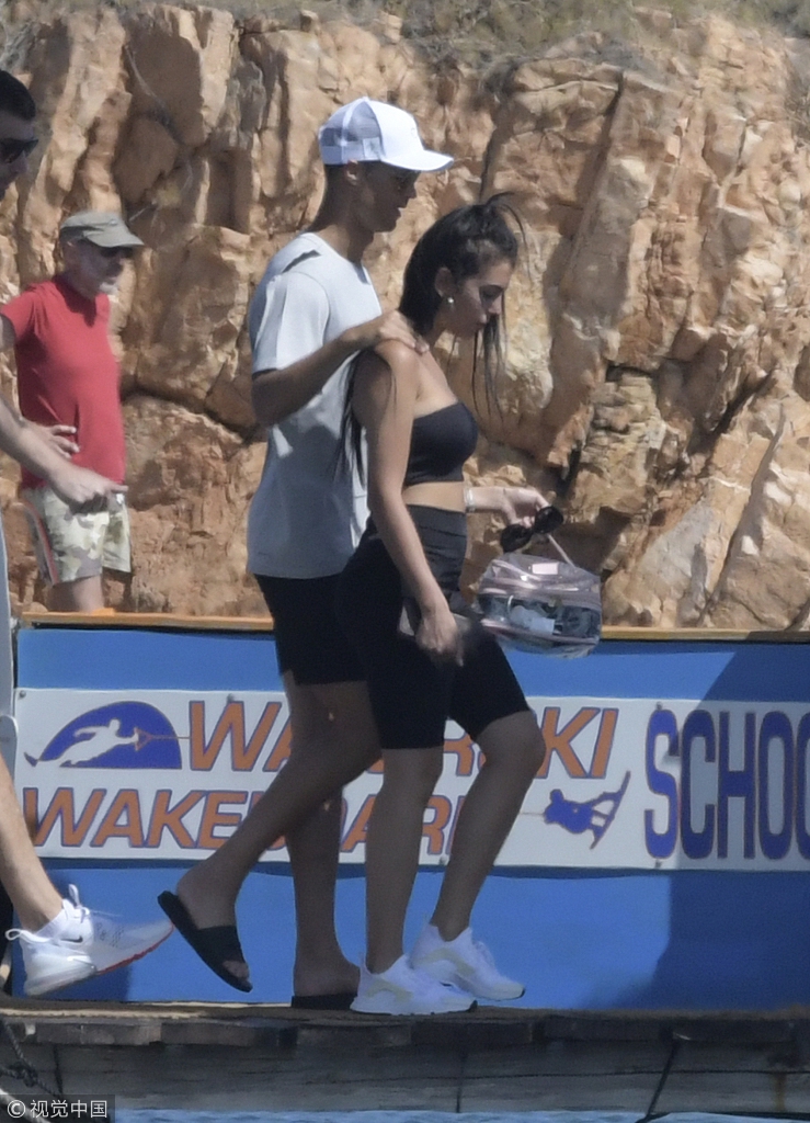 C罗赤膊趴甲板上玩手机获女友骑身按摩