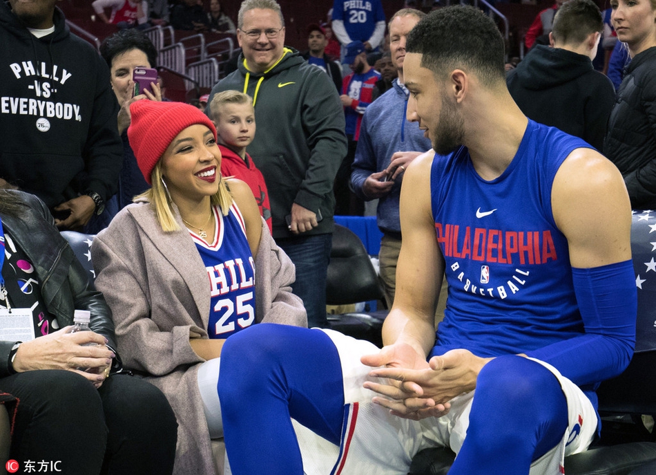 西蒙斯与女友热聊