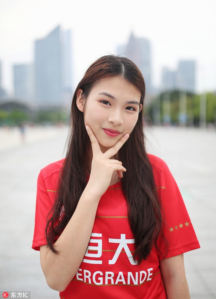 恒大清纯女球迷场边助阵