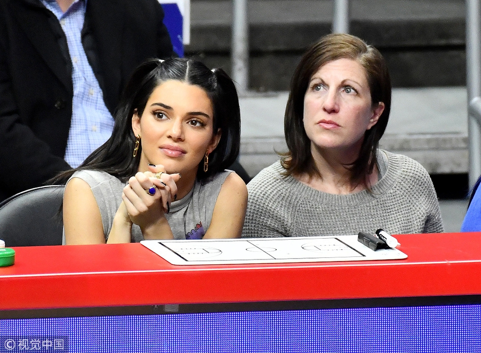 肯达尔・詹娜观看球星男友比赛 欢呼打call成小迷妹卖力尽职