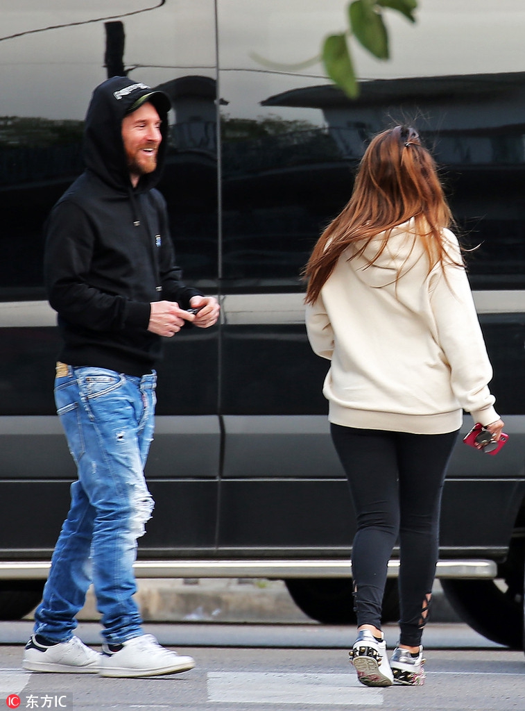 梅西夫妇一起接儿子放学