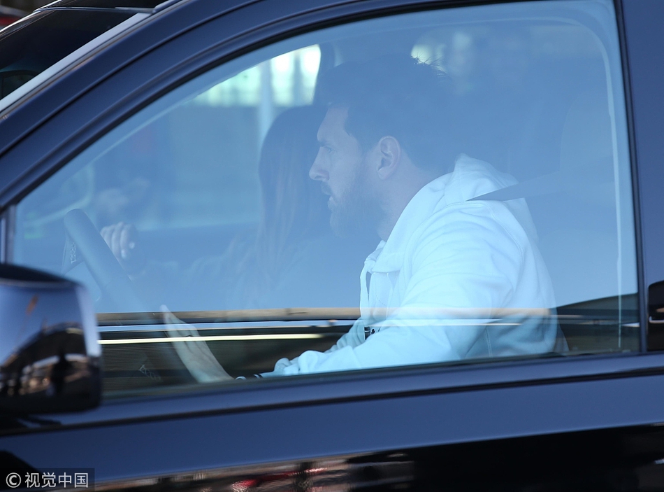 梅西苏牙机场现身 遇热情球迷围堵求签名合影