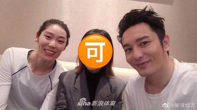 黄晓明晒与女排队员朱婷姚迪合影 三人笑对镜头开心比V