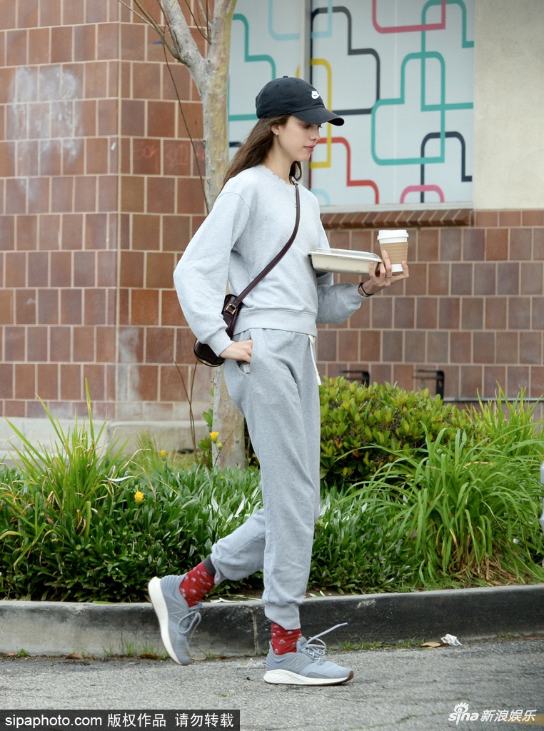 玛格丽特・库里户外跑步秀完美身材比例 素颜状态依旧很美