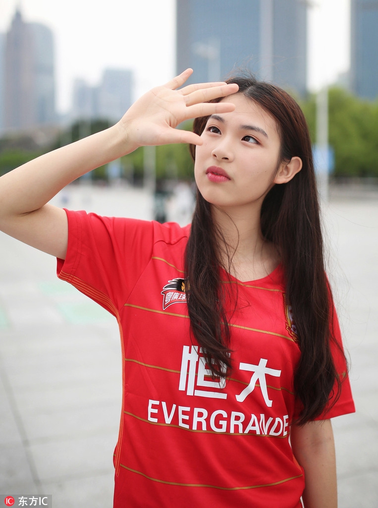 恒大清纯女球迷场边助阵