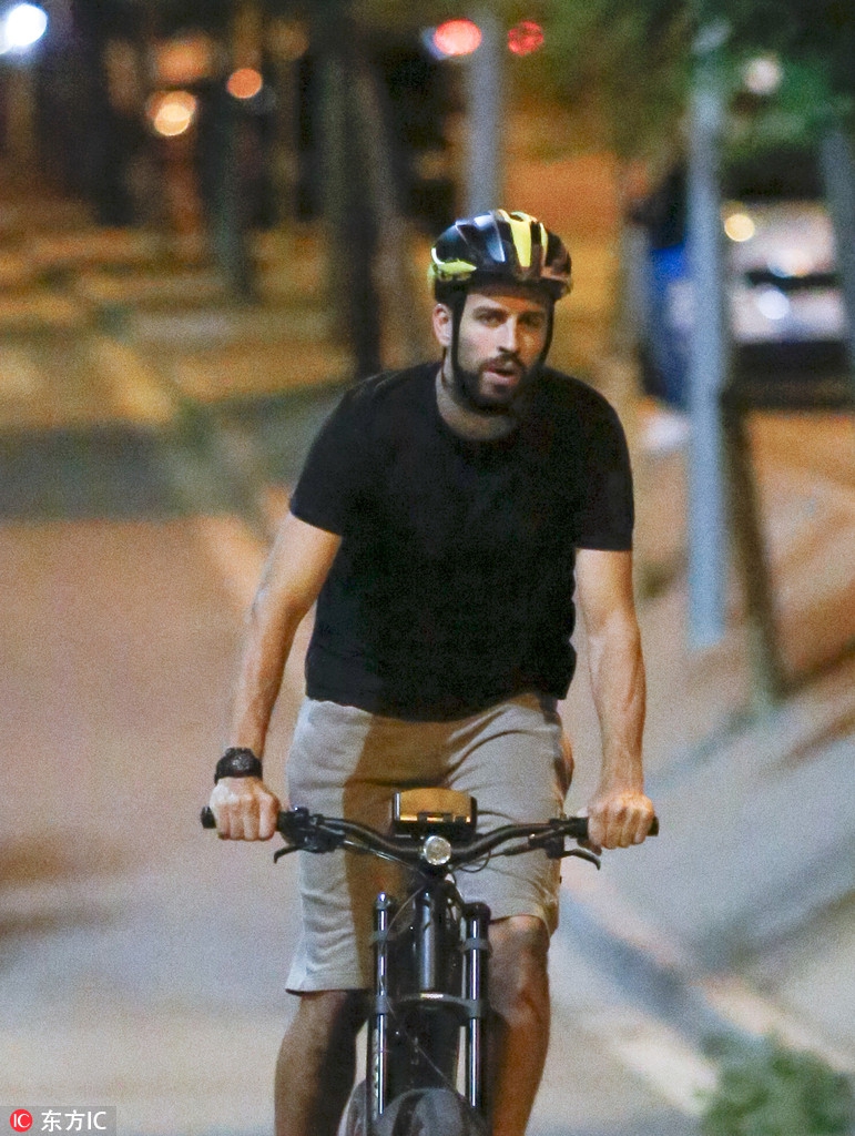 皮克骑自行车离开训练基地