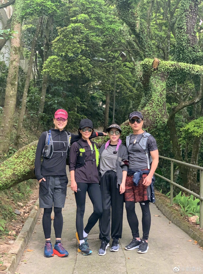 刘嘉玲与好友登山心情舒畅穿紧身运动装四肢纤细有活力 高清图集 新浪网