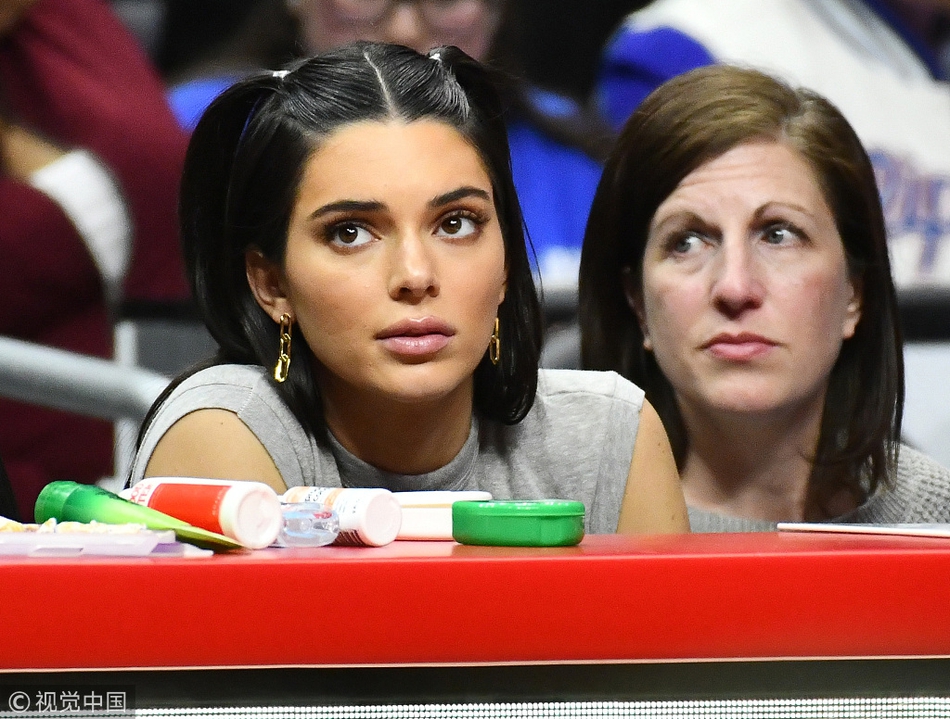 肯达尔・詹娜观看球星男友比赛 欢呼打call成小迷妹卖力尽职