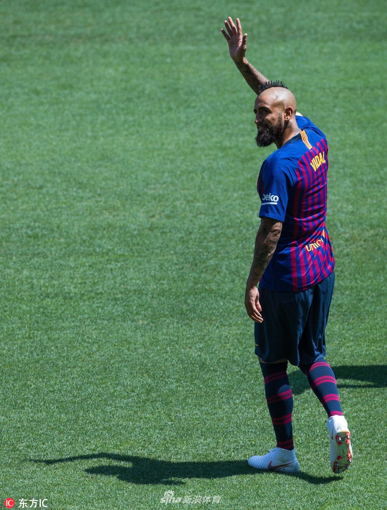 比达尔亮相诺坎普球场