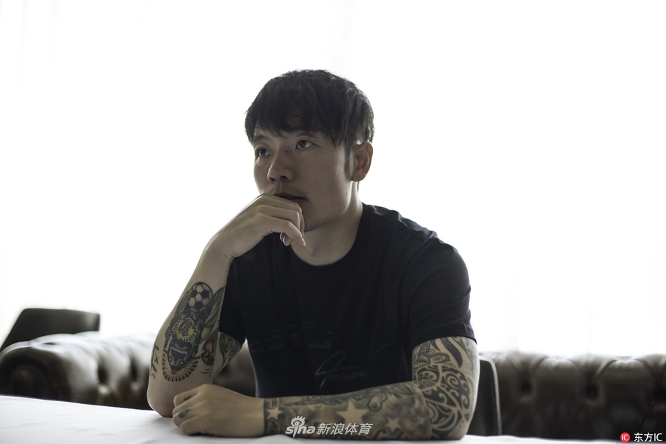 张稀哲个人写真清秀脸庞与霸气纹身