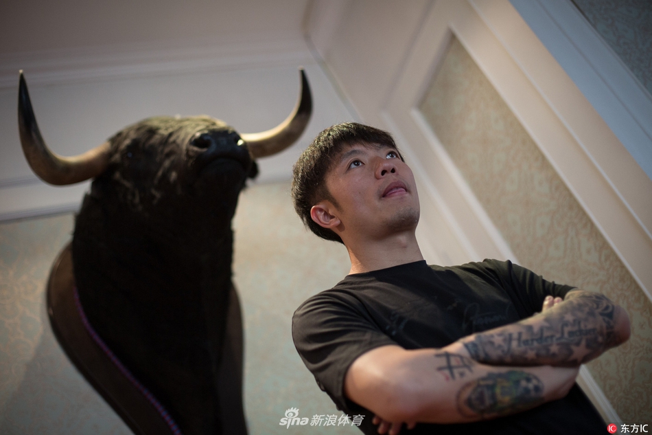 张稀哲个人写真清秀脸庞与霸气纹身