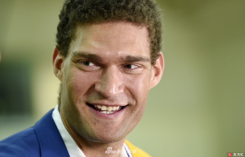 洛佩斯出席发布会正式加盟紫金军团