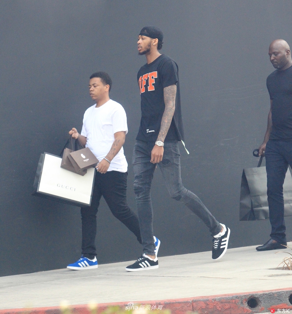 英格拉姆现身比弗利山庄购物