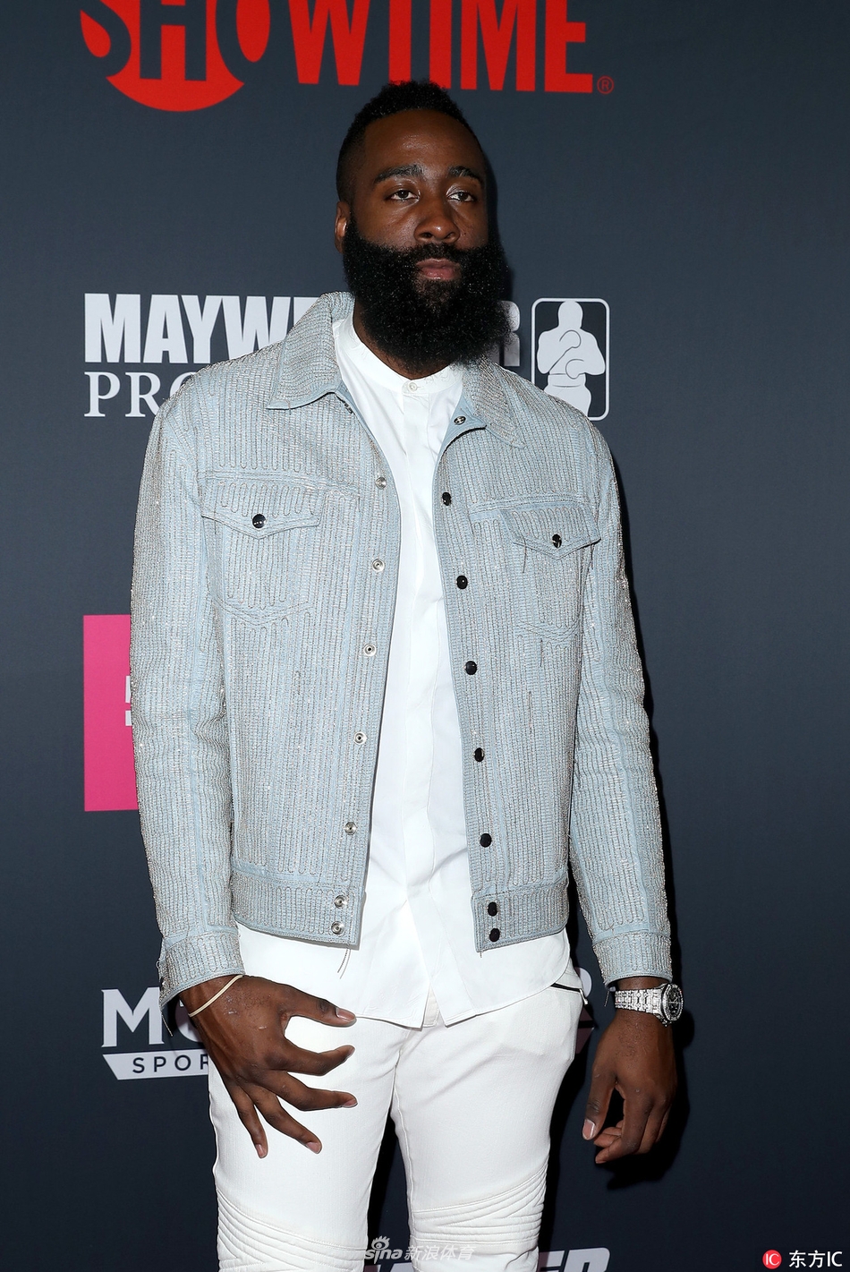 哈登一身浅色装时尚潮男范儿