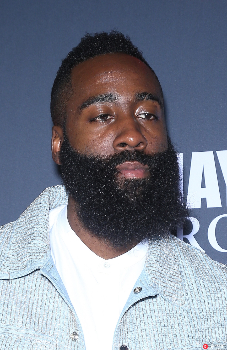 哈登一身浅色装时尚潮男范儿