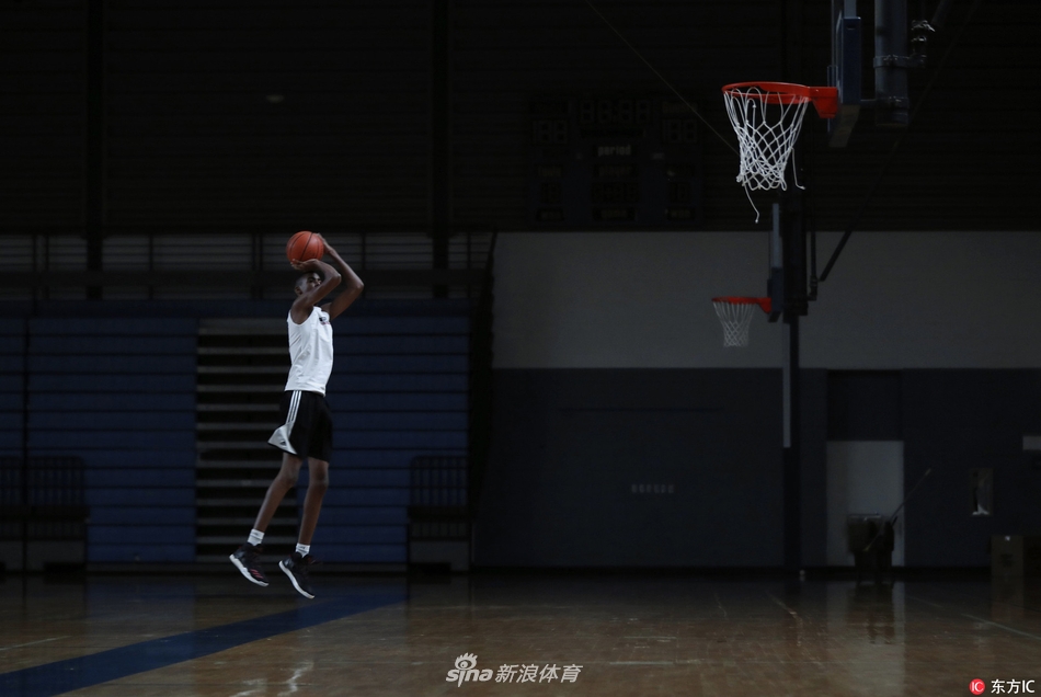 美国天才篮球少年emoni bates训练照爆出