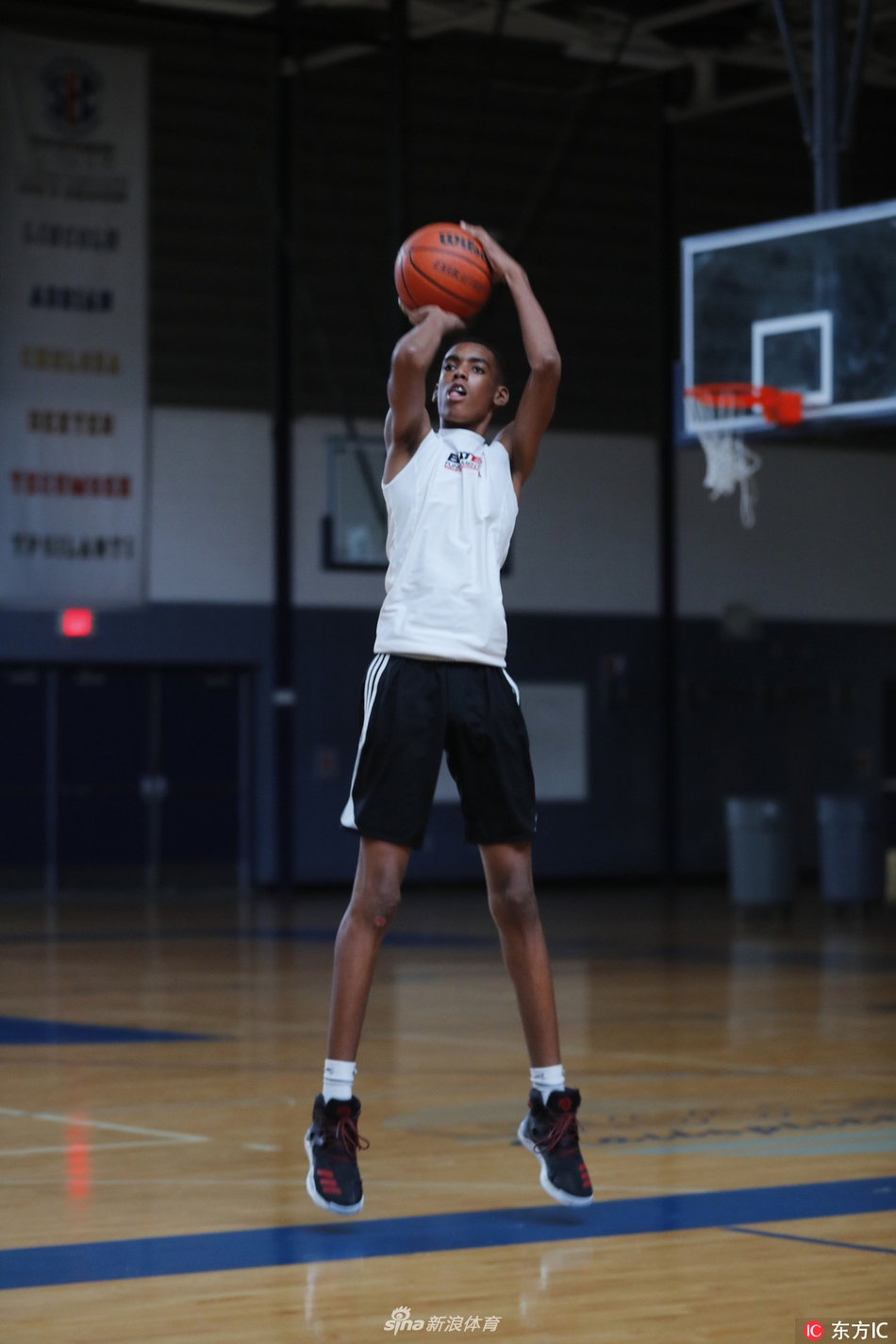 美国天才篮球少年emoni bates训练照爆出_高清图集_新浪网
