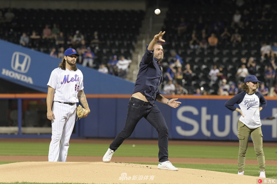 男星列维-施瑞博尔为棒球赛开球