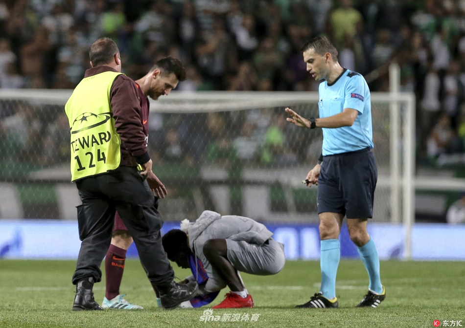 梅西球迷好疯狂闯入球场亲吻偶像战靴