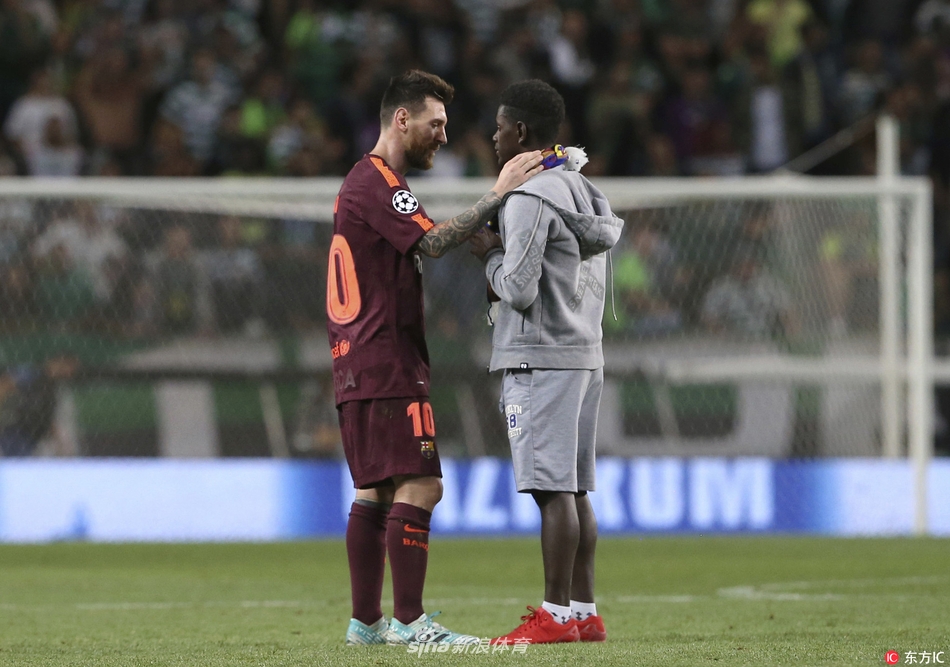 梅西球迷好疯狂 闯入球场亲吻偶像战靴_高清图集_新浪网