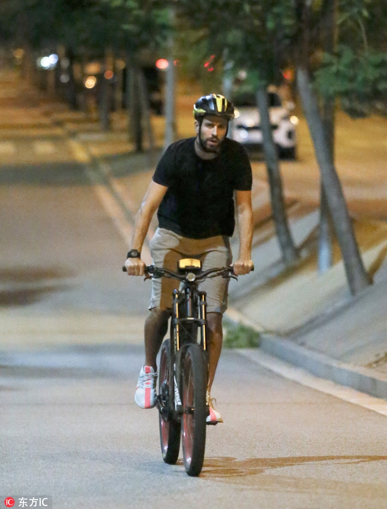 皮克骑自行车离开训练基地