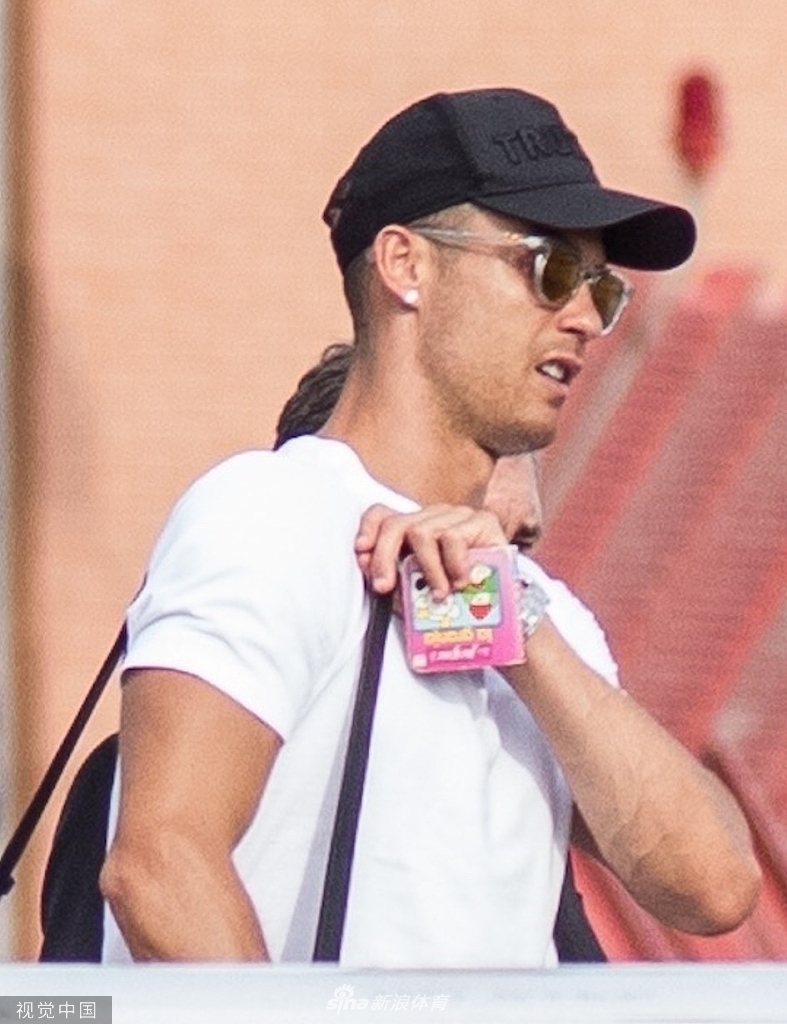 C罗携妻儿坐私人飞机度假