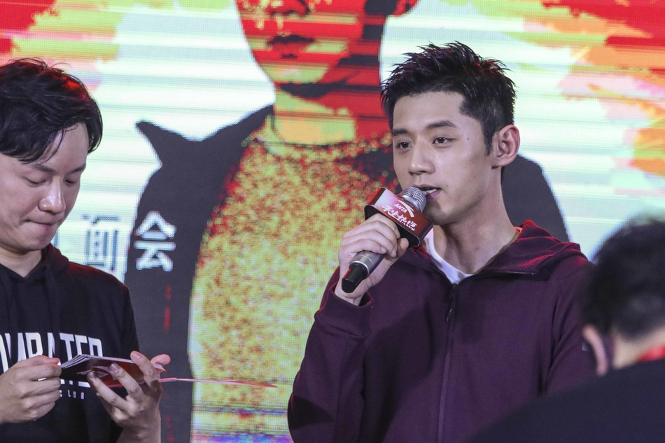 张继科出席商业活动红衣运动装登台亮相帅气十足