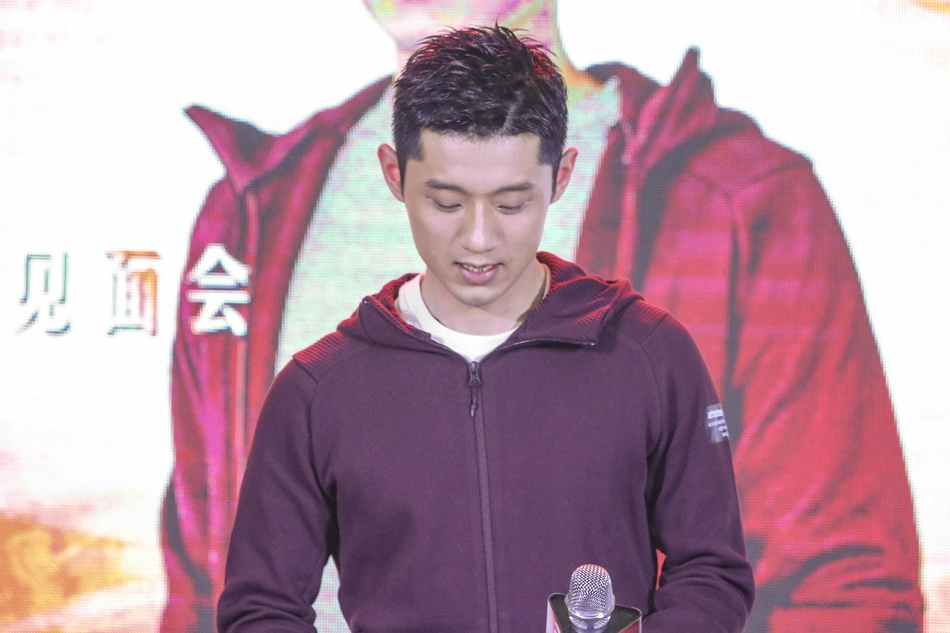 张继科出席商业活动红衣运动装登台亮相帅气十足