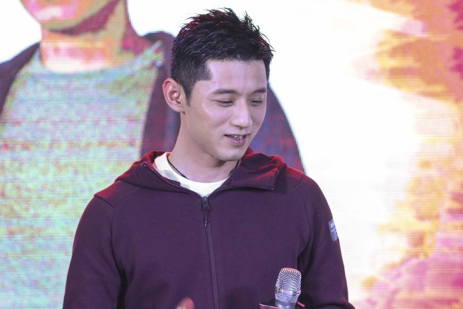 张继科出席商业活动红衣运动装登台亮相帅气十足