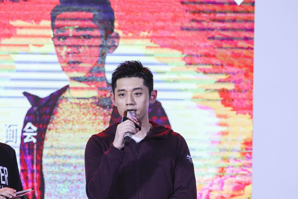 张继科出席商业活动红衣运动装登台亮相帅气十足