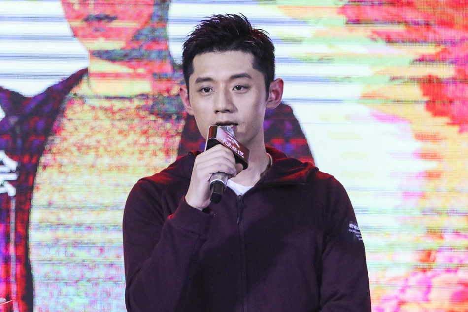 张继科出席商业活动红衣运动装登台亮相帅气十足