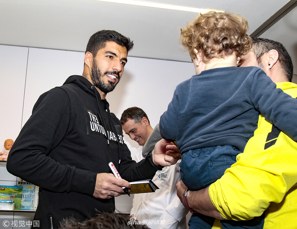 梅西、苏牙赴医院出席活动送关怀 与孩子互动爱心满满