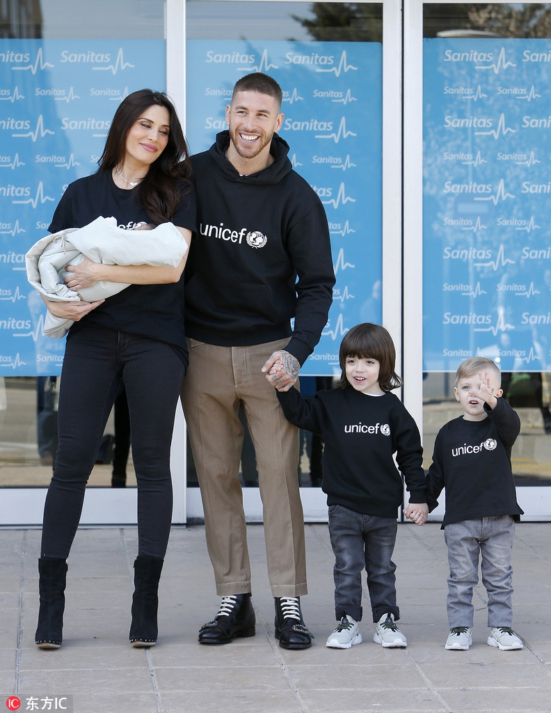 拉莫斯夫妇携襁褓中宝贝公开面对媒体