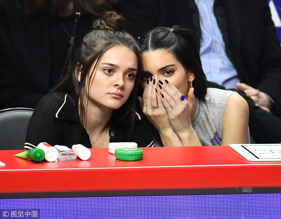 肯达尔・詹娜观看球星男友比赛 欢呼打call成小迷妹卖力尽职