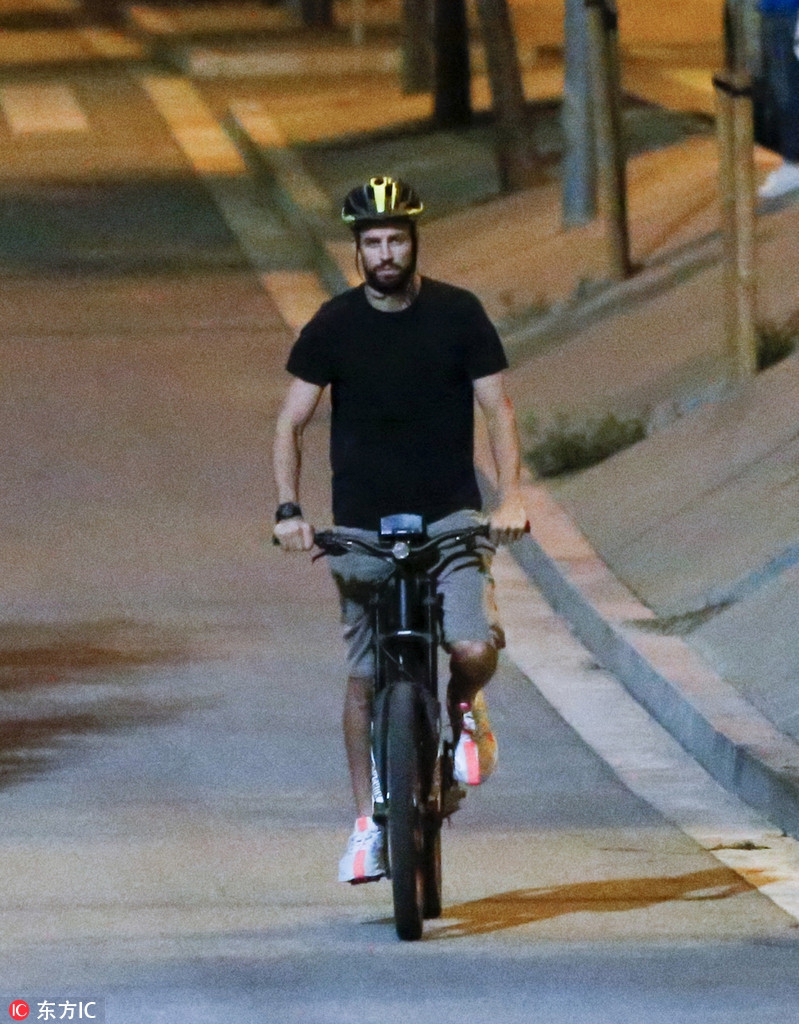 皮克骑自行车离开训练基地