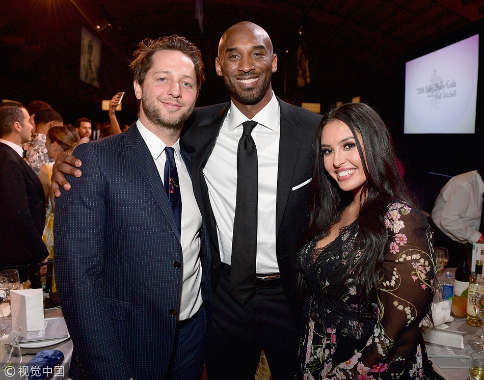 科比携爱妻出席活动