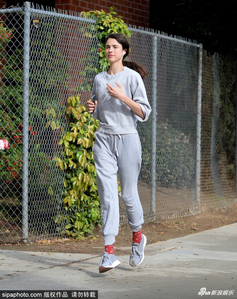 玛格丽特・库里户外跑步秀完美身材比例 素颜状态依旧很美