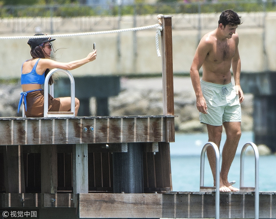 英格兰球星马奎尔海岛享受二人世界