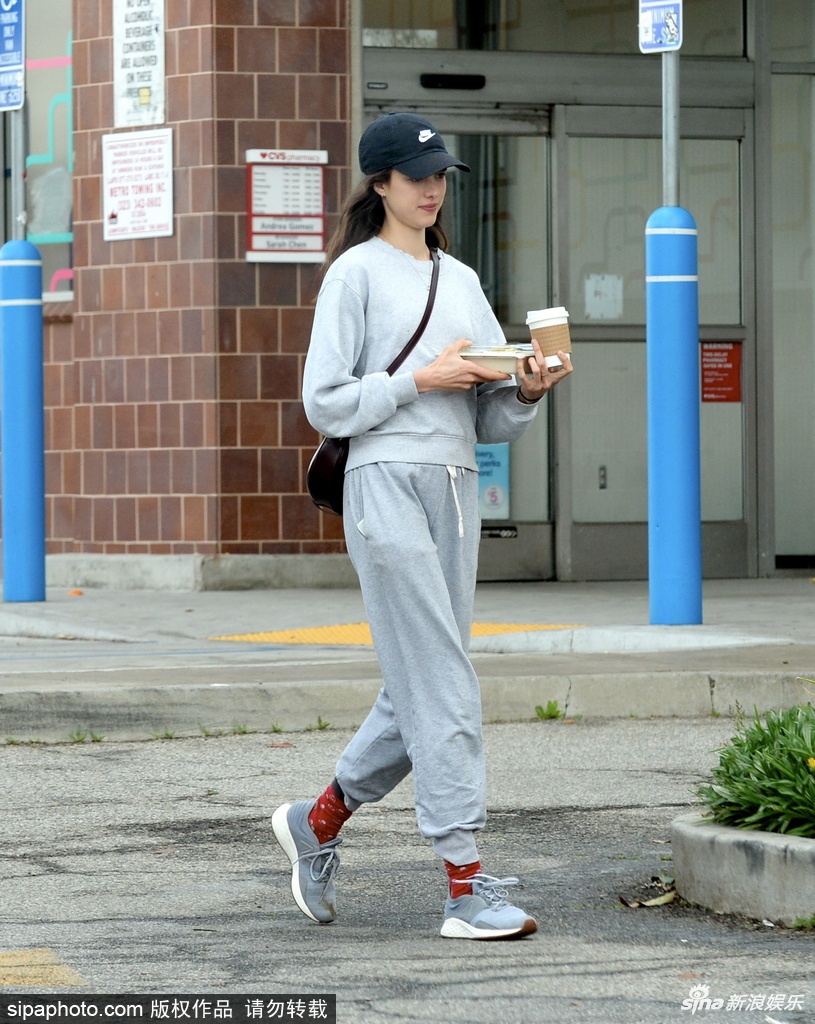 玛格丽特・库里户外跑步秀完美身材比例 素颜状态依旧很美