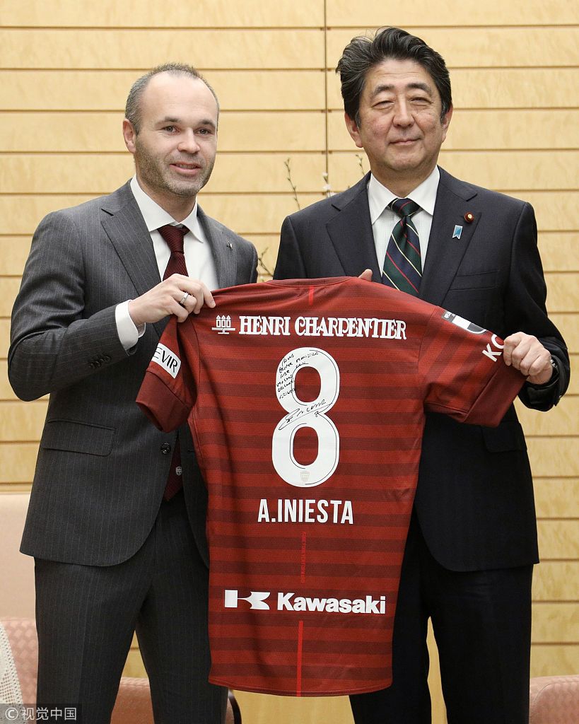 安倍晋三会见伊涅斯塔 获赠球衣笑逐言开