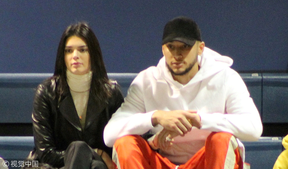 西蒙斯携女友詹娜观战大学篮球赛 二人亲密同框“撒狗粮”