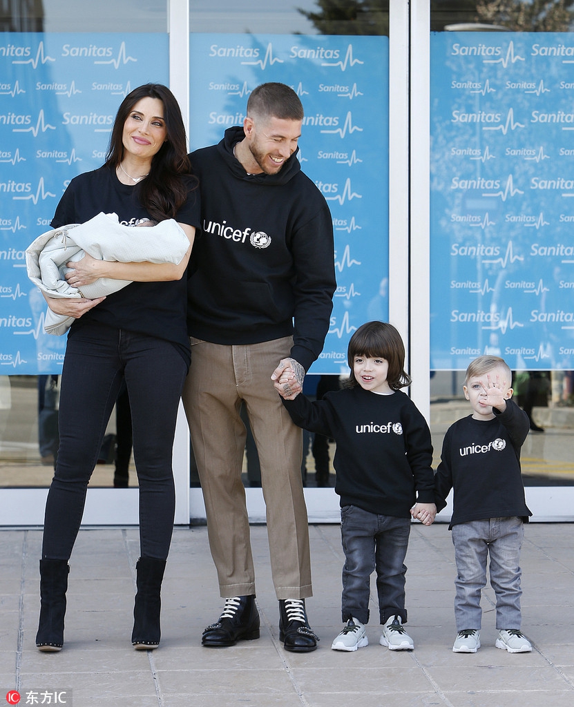 拉莫斯夫妇携襁褓中宝贝公开面对媒体