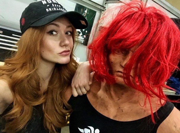 《绿箭侠》女星宅家不忘健身 搞笑找人形沙包做男友