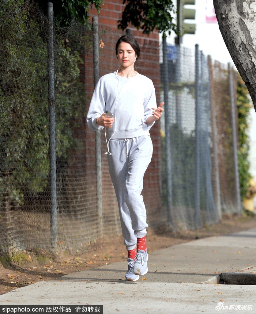 玛格丽特・库里户外跑步秀完美身材比例 素颜状态依旧很美