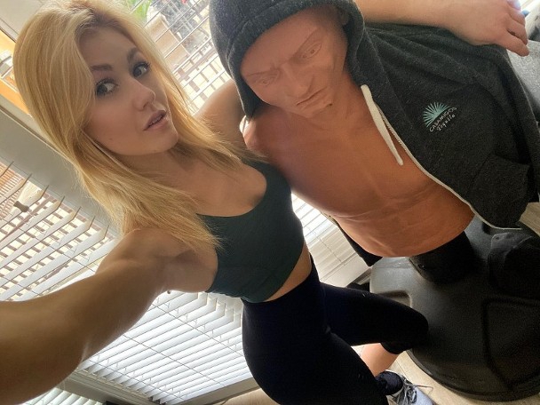 《绿箭侠》女星宅家不忘健身 搞笑找人形沙包做男友